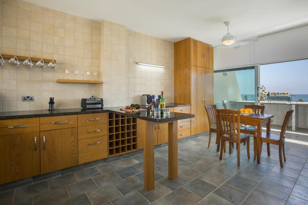 Larnaca Sunshore Beachfront Suite Oroklini Zimmer foto