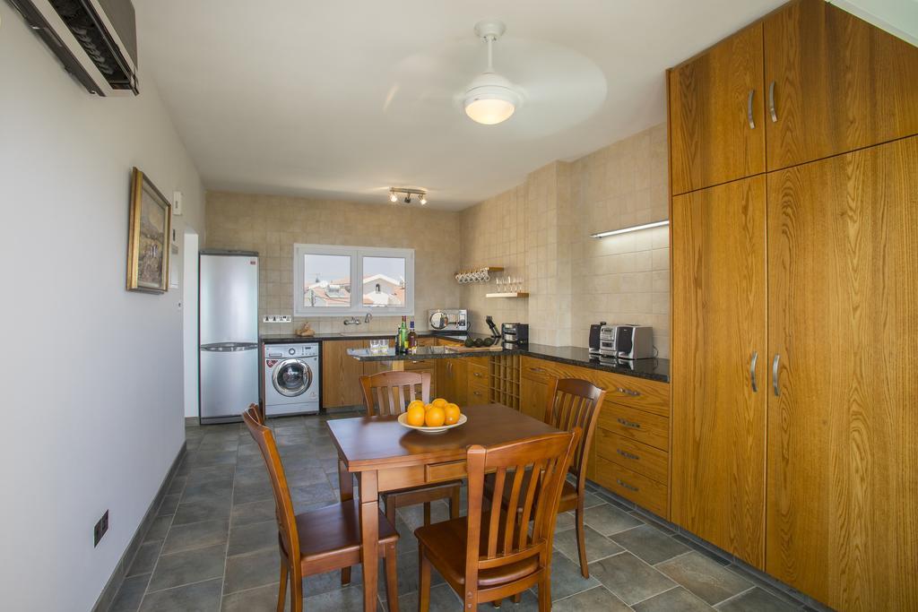 Larnaca Sunshore Beachfront Suite Oroklini Zimmer foto