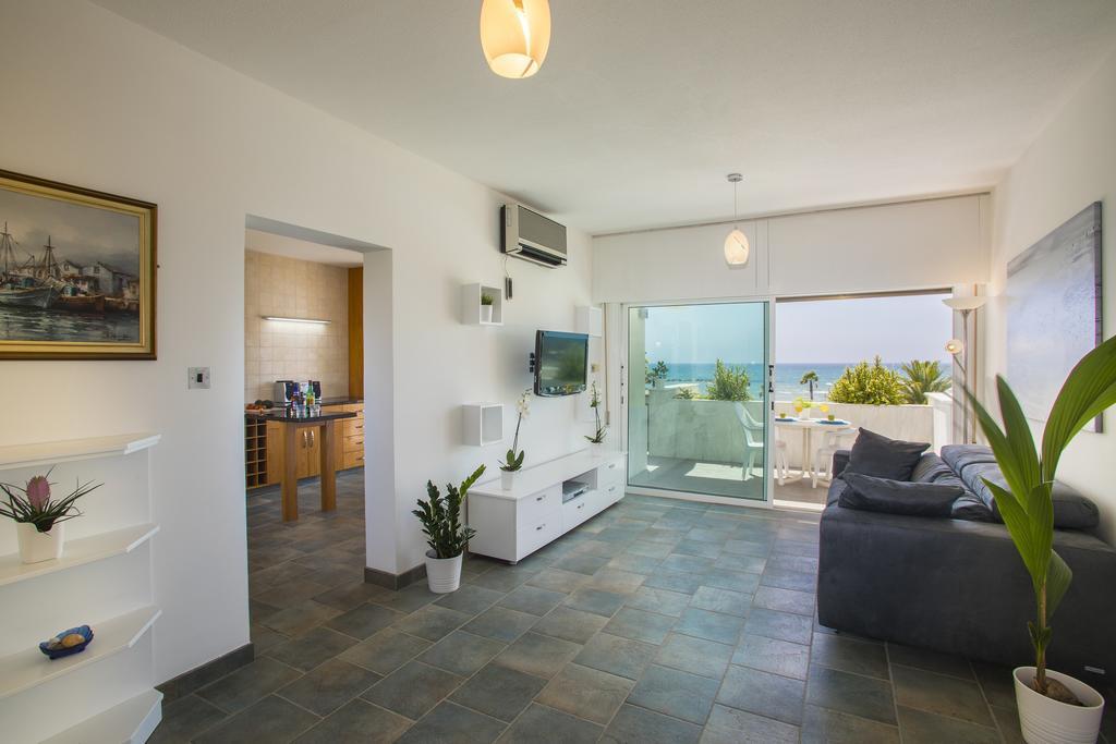 Larnaca Sunshore Beachfront Suite Oroklini Zimmer foto